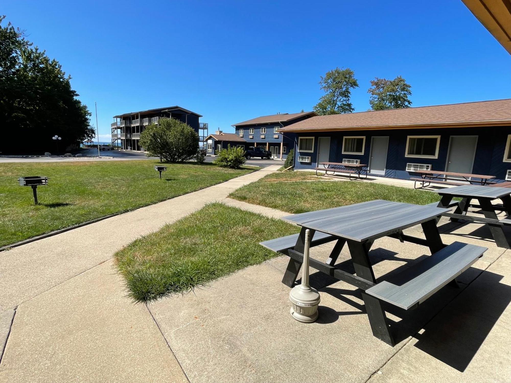 Lake Bluff Inn And Suites South Haven Exterior foto